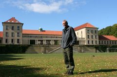 Filminstruktør Nils Malmros på talerstolen i Viborg Katedralskoles festsal.
Foto: Kate Nielsen, Qivi Kommunikation.