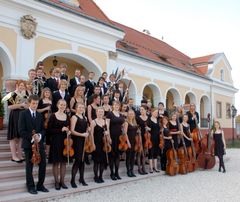 Sankt Annæ Symfoniorkester er blot ét af de dygtige amatørorkestre, som kan opleves i i Tivolis nyskabte koncertserie CON AMORE. Orkestret spiller i Koncertsalen i Tivoli lørdag 11. juni kl. 19.30. Der er gratis adgang, hvis du har årskort til Tivoli.