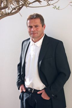 Adm. Direktør, Dennis L. Nielsen