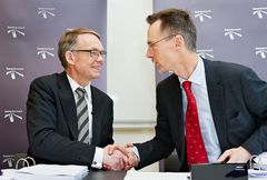 Administrerende direktør i Banedanmark, Jesper Hansen, trykker hånd med Senior Vice President Andreas Knitter, Alstom, efter underskrivningen af den 2,4 mia. kr. store kontrakt om at levere signaler til de danske jernbaner øst for Lillebælt.