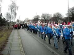 Julemærkemarchen er mange steder en festlig gåtur, her fra sidste år ved Silkeborg. Gå med på søndag til fordel for dig selv og Julemærkehjemmene.