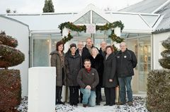 Kommunikationsbureauet Tilsted Com – Os ude på landet” – fra venstre AD´er Britt Madsen og Solveig Smed Sumborg, konsulent Poul Erik Langerhuus, fotograf og indehaver, Ole Mortensen, korrespondent Inge-Lise Dinesen, indehaver Bent Tilsted, HR og regnskabs