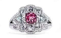 Juvelér Hartmann's er inviteret til at udstille på Kensington Palace med to pink diamantsmykker til en værdi på mere end 3 mio. kr. stykket i anledning af dronning Elizabeths 60 års jubilæum.