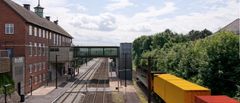 Illustration af Vordingborg Station med ny perronbro og kørestrømsmaster.