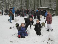 På mange startsteder er der musik og lidt at varme sig på både før og efter start. Her fra Sønderborg, hvor den megen sne sidste år var til glæde for børnene.