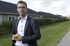 Michael Svolgaard har taget patent på sin opfindelse, der kan løse problemet med at slå el fra solceller fra ved ildebrænde. Foto: www.Moments-Photo.dk