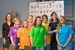 En storsmilende og glad Kronprinsesse afslørede sammen med kunstneren Sussi Bech og børn fra Julemærkehjemmene, Årets Julemærke 2010 på Nationalmuseet i går. (Mandag den 25.10.)