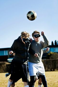Der skal spilles kikkertfodbold på scenen
