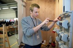 På billedet ses Anders Kristensen i fuld gang med arbejdet under Danmarksmesterskabet for unge elektrikere 2010.