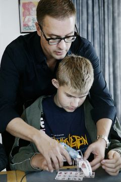 
Shane Brox har, til stor glæde for børnene, besøgt alle fire Julemærkehjem. Her er det Marcus, der får hjælp.Foto: Anne Prytz Schaldemose.