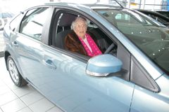 98-årige Mrs. Lovett i sin nye Ford Focus
