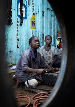 Billedtekst (Foto: Tine Harden): 
Mohammed er 13 år og kan knapt skrive sit eget navn. Hver morgen reparerer han dæk med sin fætter Omaro i en container ved en hovedvej udenfor Liberias hovedstad, Monrovia. De to fætre er blot to skæbner ud af 215 millio