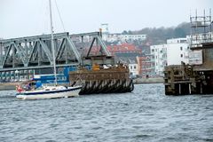 Der er igen åbent for gennemsejling af Jernbanebroen over Limfjorden. Imens er Banedanmark i gang med at finde den entreprenør, der kan producere og montere en ny broklap magen til den gamle. Foto: Lars Horn, Baghuset