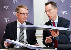 Direktør Jesper Hansen, Banedanmark, (tv) udveksler den 2,4 mia. kr. store kontrakt om levering af signaler til den danske jernbane øst for Lillebælt med Senior Vice President Andreas Knitter, Alstom under underskrivningen af kontrakten tirsdag.