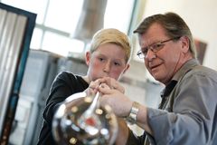 Dreng puster glas