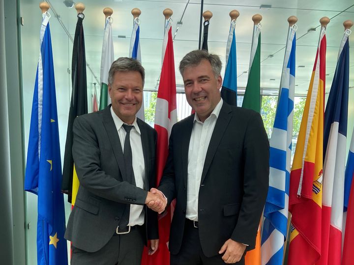 Tysklands økonomi- og klimaminister, Robert Habeck, og Danmarks klima-, energi- og forsyningsminister, Lars Aagaard, underskrev aftalen under de europæiske energiministres møde i Luxembourg mandag.