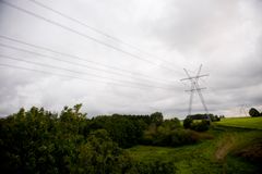 Den eksisterende forbindelse er etableret med luftledninger, der hænger på elmaster. Masterne her bærer både et 400 kV system øverste og et 150 kV system nederst. Den nye forbindelse vil komme til at bære to 400 kV systemer, mens 150 kV-systemerne kabellægges.