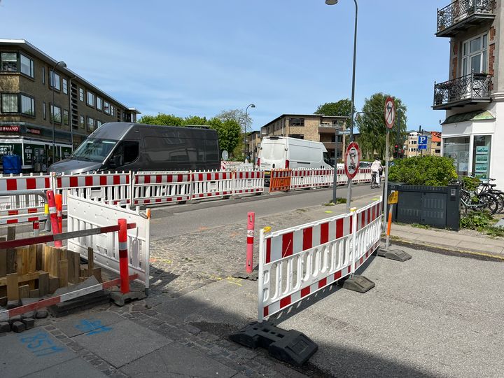 Trafikken på en del af Strandvejen bliver igen indsnævret og nu også ensrettet pga. færdiggørelse af kabelarbejdet