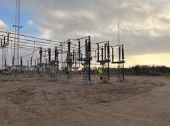 Rødby højspændingsstation er et af de nye højspændingsanlæg, der blev sat i drift i 2025 – jordingskæder fjernes fra endemuffer på Femern-Rødby kablet som indledning til idriftsættelsen af kablet. Foto Energinet