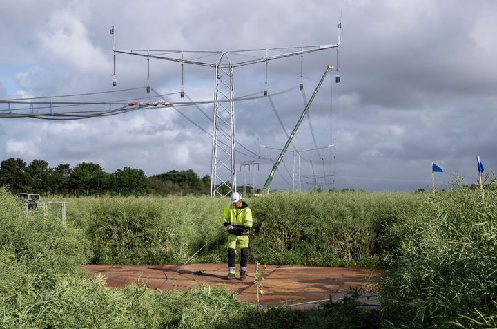 Energinet færdiggør i år den 170 km lange Vestkystforbindelse. Det har taget 10 år at lave forbindelsen, heraf er kun ca 2,5 år brugt i marken. De mange, mange ansøgninger om tilslutning af nyt forbrug til eltransmissionsnettet, som det seneste år er væltet ind, overstiger mange gange det totale danske elforbrug og vil nogle steder rundt om i landet medføre behov for måske 3-4 nye luftledningsforbindelser, måske parallelt med de forbindelser, der i dag står i landskabet.