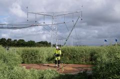 De sidste 2,5 år af det lange projekt er blevet brugt i marken på at rejse elmaster, trække luftledningerne og grave kabler i jorden. Nu er hele den 172 km lange elmotorvej fra Idomlund ved Holstebro til den dansk-tyske landegrænse klar til at gå i idrift.