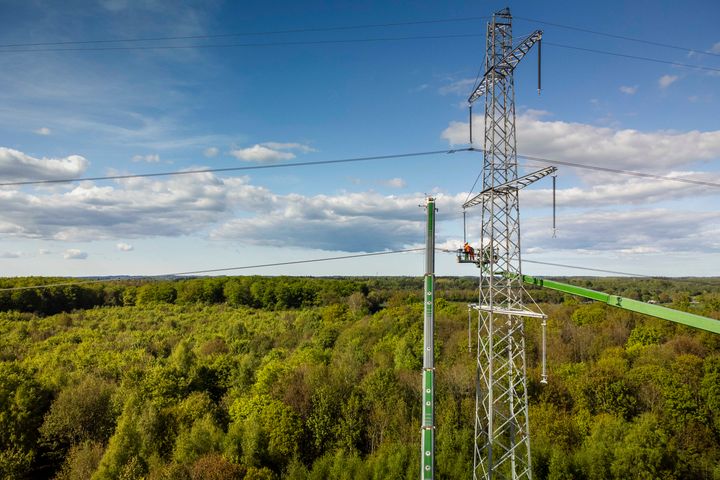 Det er de store 400 kilovolt højspændingsmaster som på billedet, der skal skiftes til sommer.