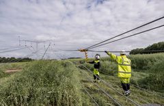 Energinet har tredoblet antallet af elanlægsprojekter rundt om i Danmark, og værdien af projekterne er nu næsten 100 milliarder kroner. Men ansøgninger om nyt elforbrug, der vil tilsluttes elnettet, løber op i en potentiel ottedobling af det nuværende danske maksimalforbrug, og de stigninger er eltransmissionsnettet ikke bygget til. Den ledige kapacitet til nye projekter er derfor  begrænset.