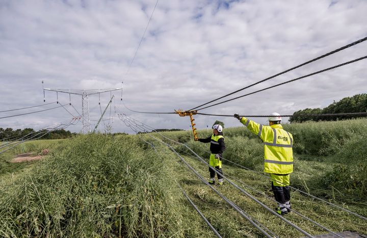 Energinet har tredoblet antallet af elanlægsprojekter rundt om i Danmark, og værdien af projekterne er nu næsten 100 milliarder kroner. Men ansøgninger om nyt elforbrug, der vil tilsluttes elnettet, løber op i en potentiel ottedobling af det nuværende danske maksimalforbrug, og de stigninger er eltransmissionsnettet ikke bygget til. Den ledige kapacitet til nye projekter er derfor  begrænset.