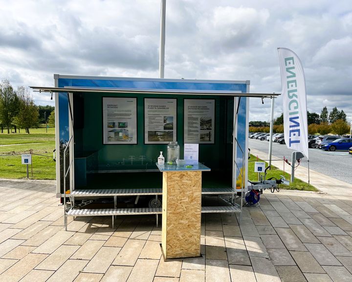 Energinet%20bes%F8ger%20Sydsj%E6lland%20med%20en%20s%E5kaldt%20%22infotrailer%22%2C%20hvor%20interesserede%20kan%20se%20en%20udstilling%20om%20elnettet%2C%20quizze%20og%20pr%F8ve%20VR-briller