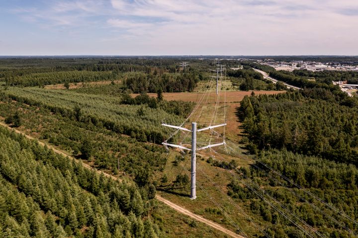 Elmasten, der er valgt til den nye 400 kV-forbindelse på Sydsjælland, bruges allerede andre steder i landet - her fotograferet i Sønderjylland. På Lolland og Falster etableres den nye elforbindelsen med 200 kV-jordkabler.