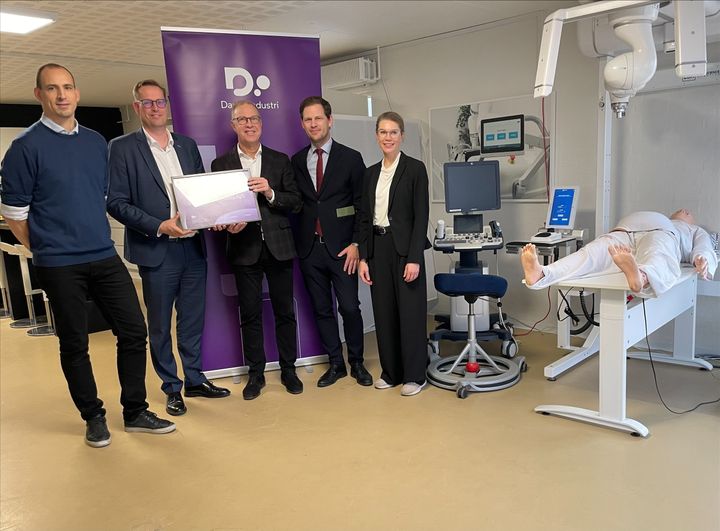 CTO Rune Kristensen, Life Science Robotics, bestyrelsesleder Peter Birkegaard, DI Aalborg, CEO Keld Thorsen, Life Science Robotics, regionsformand Mads Duedahl (V) og chefjordmoder Sandra Bang-Schnack, AUH.