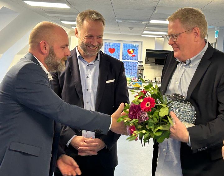 Michael Almeborg (tv.), regionalforeningsleder for DI Bornholm og borgmester Jacob Trøst (K) overrækker DI Bornholms initiativpris 2023 til Per Olesen (th.), adm. direktør i Bornholms Andelsmejeri a.m.b.a.