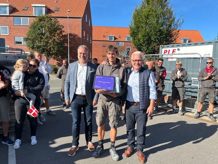 Borgmester Jacob Trøst og regionalforeningsleder Lars Nordahl overrækker prisen som Årets Lærling til 22-årige Thobiasz Victor Hansen.