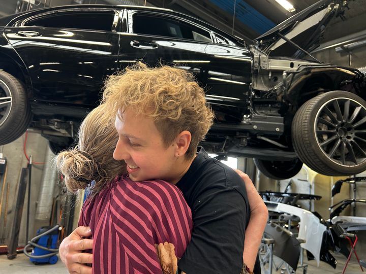 Prisvinder Elias Goldschmidt blev ikke kun fejret af DI og kollegaer, også Elias' stolte mor Annette Goldschmidt havde taget turen fra Faxe til Odense for at være med til festlighederne, og her ses omfavne sin søn.