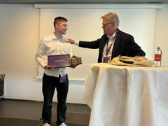 Elektrikerlærling hos Eltronic i Hedensted Thobias Willert fik overrakt DI Sydøstjyllands Lærlingepris 2026 af vicebestyrelsesleder for DI Sydøstjylland Lars Nonbye.