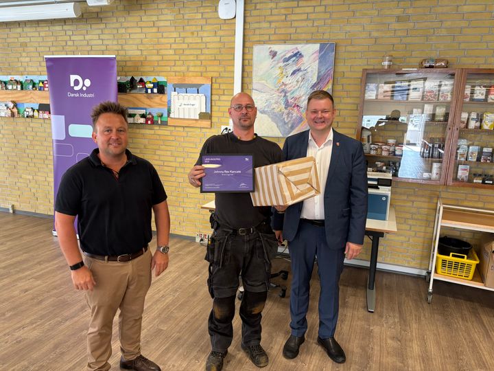 Nordic Sugar hyldede sin prisvindende lærling om formiddagen den 8. august. Fra venstre: Bestyrelsesleder for DI Lolland-Falster Johnny Hansen, prisvinderen Johnny Rex Kancaie og borgmester for Guldborgsund Kommune Simon Hansen (S).