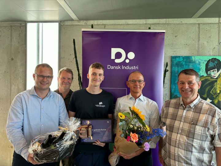 Jonas Engelbrekt Rohde blev overrasket med prisen på sin arbejdsplads Niebuhr Gears fredag formiddag. På billedet er fra venstre: Jakob B. Rasmussen (Product Line Manager i Niebuhr Gears A/S), Rasmus Niebuhr (CEO i Niebuhr Gears A/S) , Jonas Engelbrekt Rohde (vinder), Torben Larsen (direktør i Give Steel A/S og bestyrelsesmedlem i DI Midt Vest), Ib Lauritsen (borgmester i Ikast-Brande Kommune).