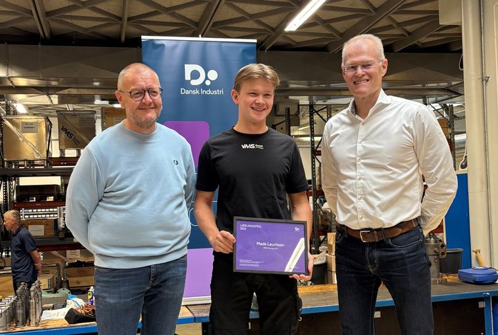 DI Vendsyssels bestyrelsesleder, Christian Mosevang (tv.), overrakte prisen som årets lærling til skibsmontør Mads Lauritsen sammen med CEO hos VMS Group, Kim Bengtsen (th.)