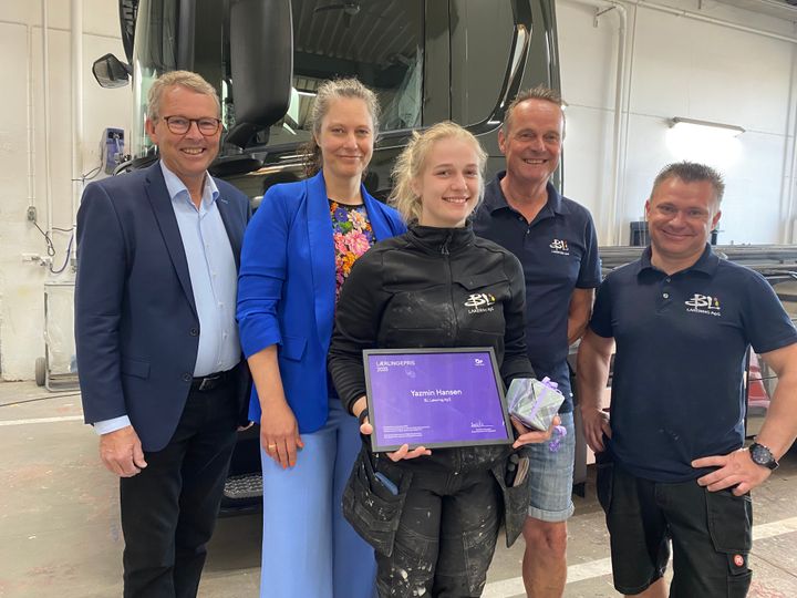 Borgmester i Ringsted Klaus Hansen og bestyrelsesleder for DI Vestsjælland Heidi Rosendal Larsen overrakte DI Vestsjællands Lærlingepris 2025 til autolakerer Yazmin Hansen. Medejer og direktør Boye Larsen og medejer og direktør Teit Rasmussen har ansat Yazmin Hansen i BL Lakering, nu hvor hun er færdiguddannet.