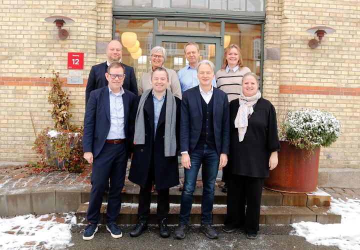 Det forberedende Digital Sundhed Danmark er etableret fra 1. januar. Den samlede ledelse består af: Bagest fra venstre Jesper Juel-Helwig,  Bettina Lundgren,  Lars Hulbæk og Helen Rasmussen. Forrest fra venstre Thomas Fredenslund, Klaus Larsen, Morten Elbæk Petersen og Mette Jørgensen.