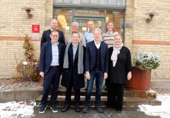 Det forberedende Digital Sundhed Danmark er etableret fra 1. januar. Den samlede ledelse består af: Bagest fra venstre Jesper Juel-Helwig,  Bettina Lundgren,  Lars Hulbæk og Helen Rasmussen. Forrest fra venstre Thomas Fredenslund, Klaus Larsen, Morten Elbæk Petersen og Mette Jørgensen.