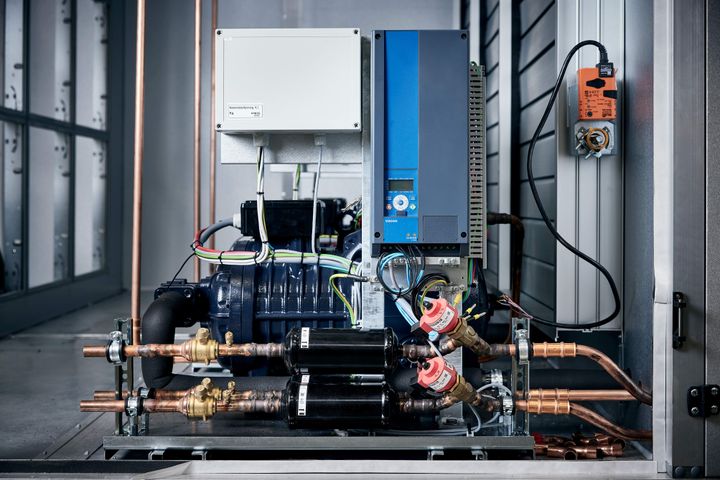 Kølemidlet CO₂ i COOLHEAT er fri for PFAS, det er ikke syntetisk og har ingen flourgasser – og er dermed ikke omfattet af EU’s F-gasforordning, der udfaser de fleste syntetiske kølemidler med høj klimapåvirkning allerede fra 2027.