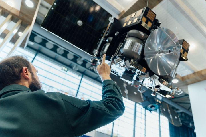 Satellitten skal bygges på Space Inventors egen mikrosatellitplatform, som også ligger til grund for BIFROST-satellitten, der blev opsendt til overvågning af Arktis i 2025.