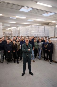 Morten Larsen investerede oprindeligt i Vinhuset i forbindelse med Løvens Hule og har siden været aktivt involveret i virksomheden. Og har desuden banet vej for Vinhusets opkøb af Bevco.