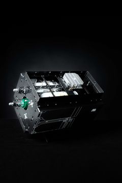 BEACONSAT er bestilt af det østrigske forsvarsministerium og understøttes på europæisk niveau gennem ESA’s Marketplace-program som en dual-use teknologidemonstrationsmission. Satellitten skal levere kritiske data om GNSS-forstyrrelser og dermed styrke både militær og civil situationsforståelse.