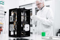 Space Inventors leverance omfatter den komplette satellitbus, herunder onboard computer (OBC), systemer til attitude- og bane¬kontrol, reaktionshjul, magnettorquere samt strøm- og energisystemer.