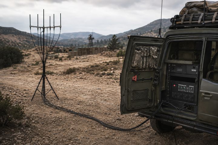 Boxer, seneste tiltag fra MyDefence, er et multi-band elektronisk krigsførelsessystem udviklet til at kontrollere det elektromagnetiske spektrum, som fjendtlige droner er afhængige af for at kunne flyve, navigere, kommunikere og ramme deres mål.