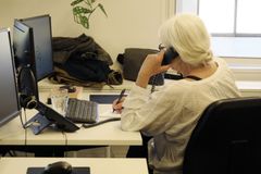 En frivillig har netop besvaret et opkald hos Børnetelfonen.
