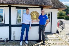 H.C. Christensen, afdelingsdirektør i Sparekassen Kronjylland i Vorbasse, giver hånd med Jeroen Schotemeijer, formand for grundejerforeningen, der arrangerer Vorbasse Marked.