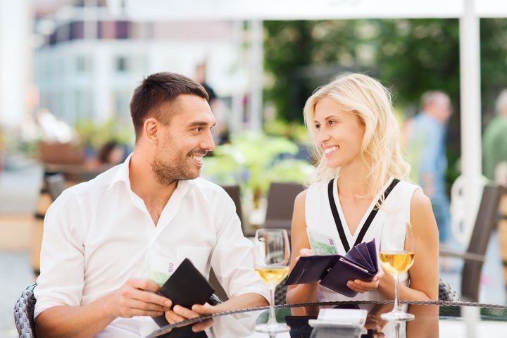 Par betaler med kontanter i restaurant
